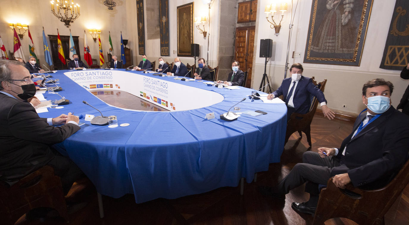 El presidente de la Junta, Alfonso Fernández Mañueco, durante su participación en el 'Foro Santiago. Camino de Consenso', encuentro institucional de las comunidades de Galicia, Castilla y León, Asturias, Cantabria, La Rioja, Aragón, Castilla-La Mancha y Extremadura.