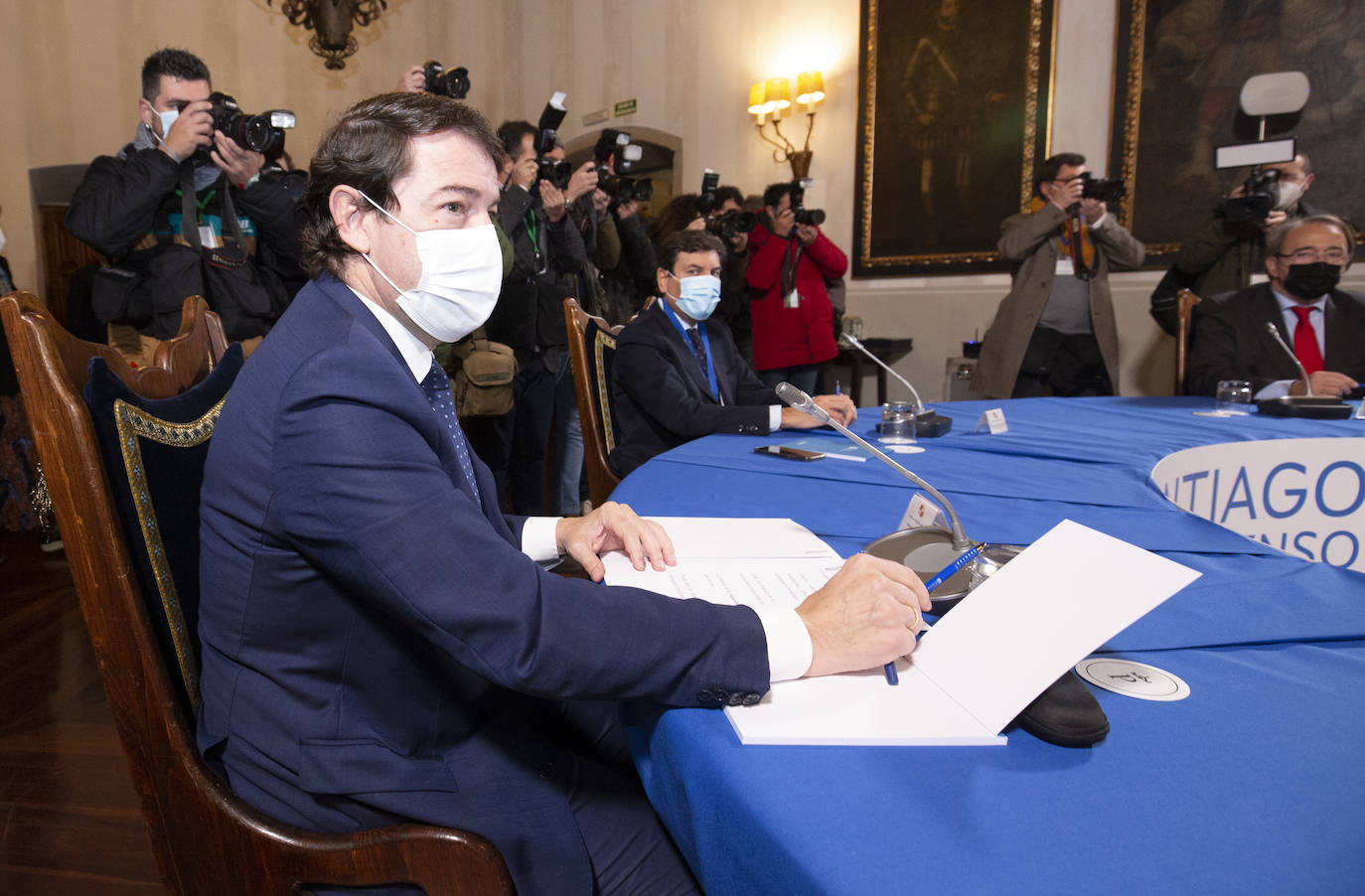 El presidente de la Junta, Alfonso Fernández Mañueco, durante su participación en el 'Foro Santiago. Camino de Consenso', encuentro institucional de las comunidades de Galicia, Castilla y León, Asturias, Cantabria, La Rioja, Aragón, Castilla-La Mancha y Extremadura.