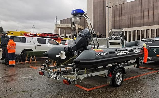 Galería. Equipos de rescate en la explanada de la Junta.