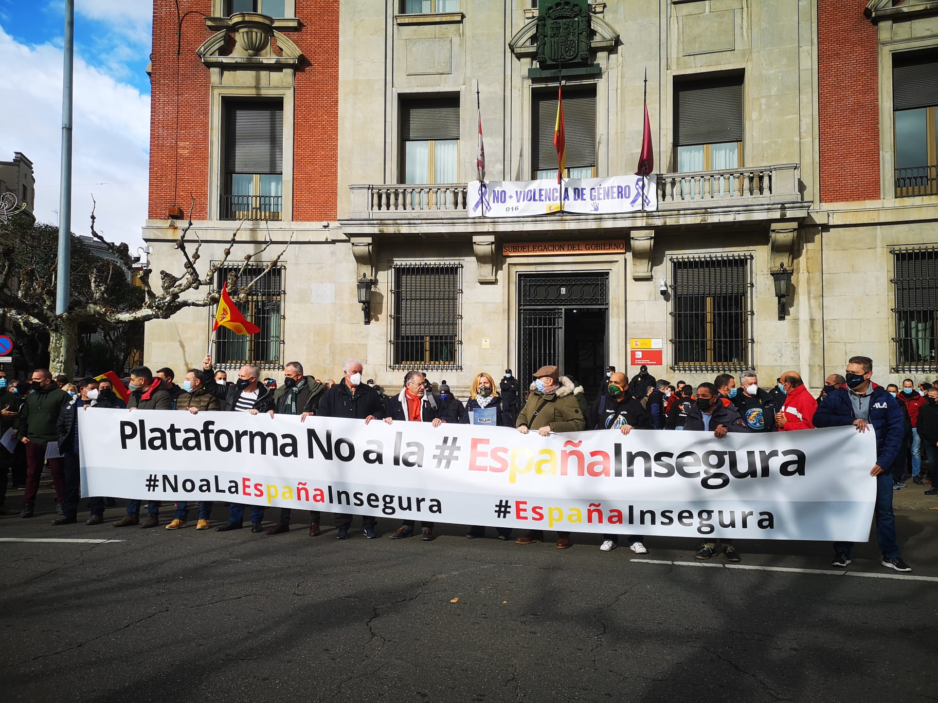 Más de cien personas se concentran frente a la Subdelegación del Gobierno contra la reforma de la Ley de Seguridad Ciudadana.