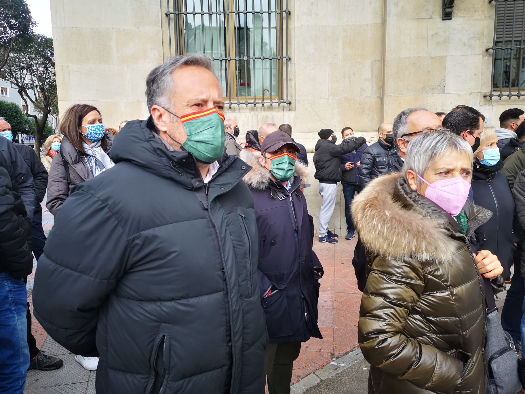 Más de cien personas se concentran frente a la Subdelegación del Gobierno contra la reforma de la Ley de Seguridad Ciudadana.