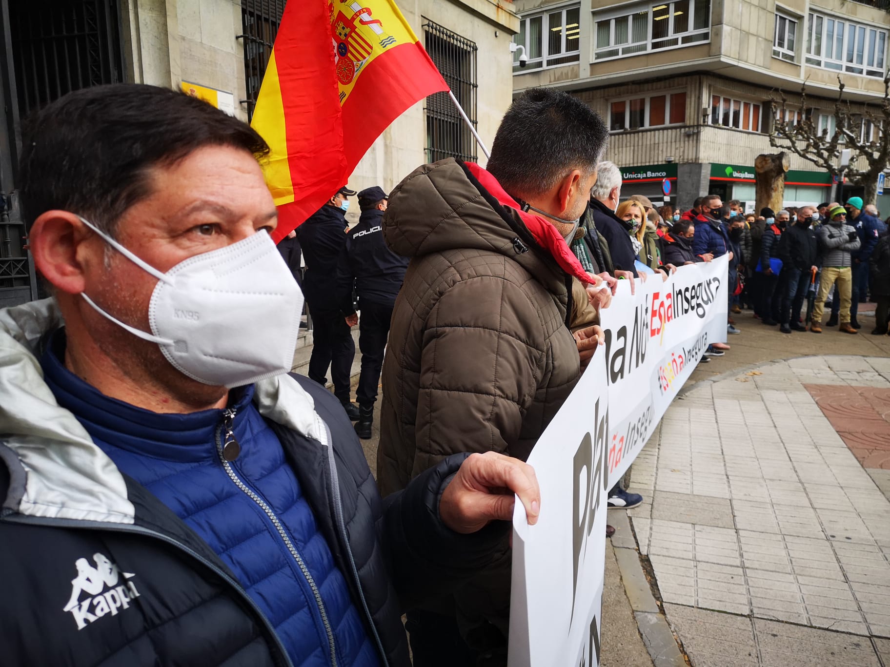 Más de cien personas se concentran frente a la Subdelegación del Gobierno contra la reforma de la Ley de Seguridad Ciudadana.