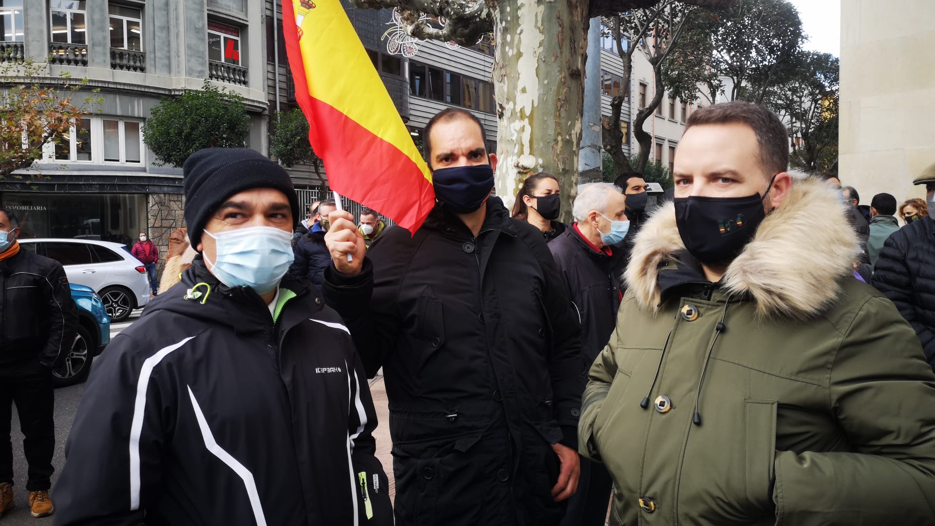 Más de cien personas se concentran frente a la Subdelegación del Gobierno contra la reforma de la Ley de Seguridad Ciudadana.