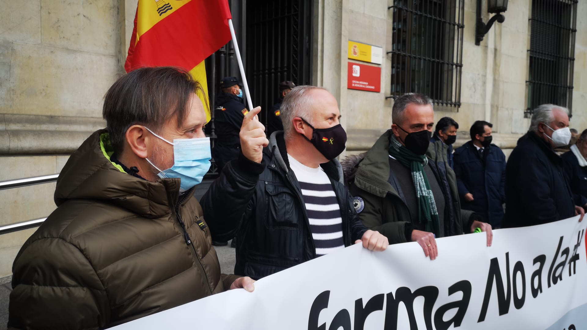 Más de cien personas se concentran frente a la Subdelegación del Gobierno contra la reforma de la Ley de Seguridad Ciudadana.