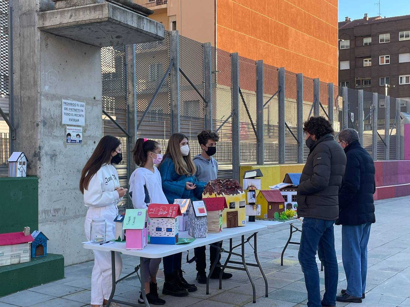 Los alumnos venderán pequeñas casas hechas con materiales reciclados para recaudar fondos para los afectados por la erupción volcánica en La Palma.