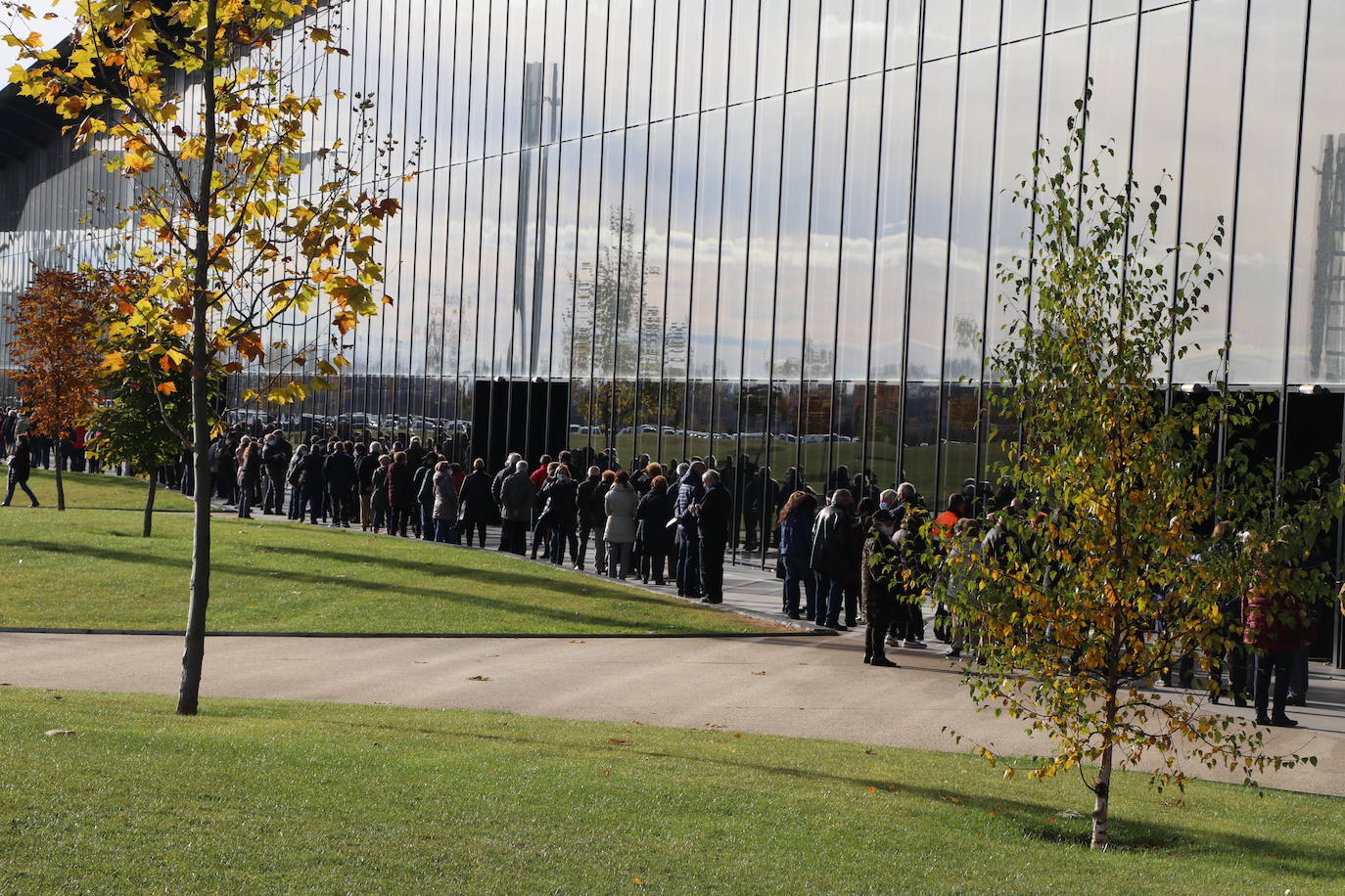 El Palacio de Exposciones vuelve a brir como centro de vacunación con la previsión de que unas 1.500 personas pasen al día para recibir cualquier de las dosis contra la covid y el pinchazo contra la gripe