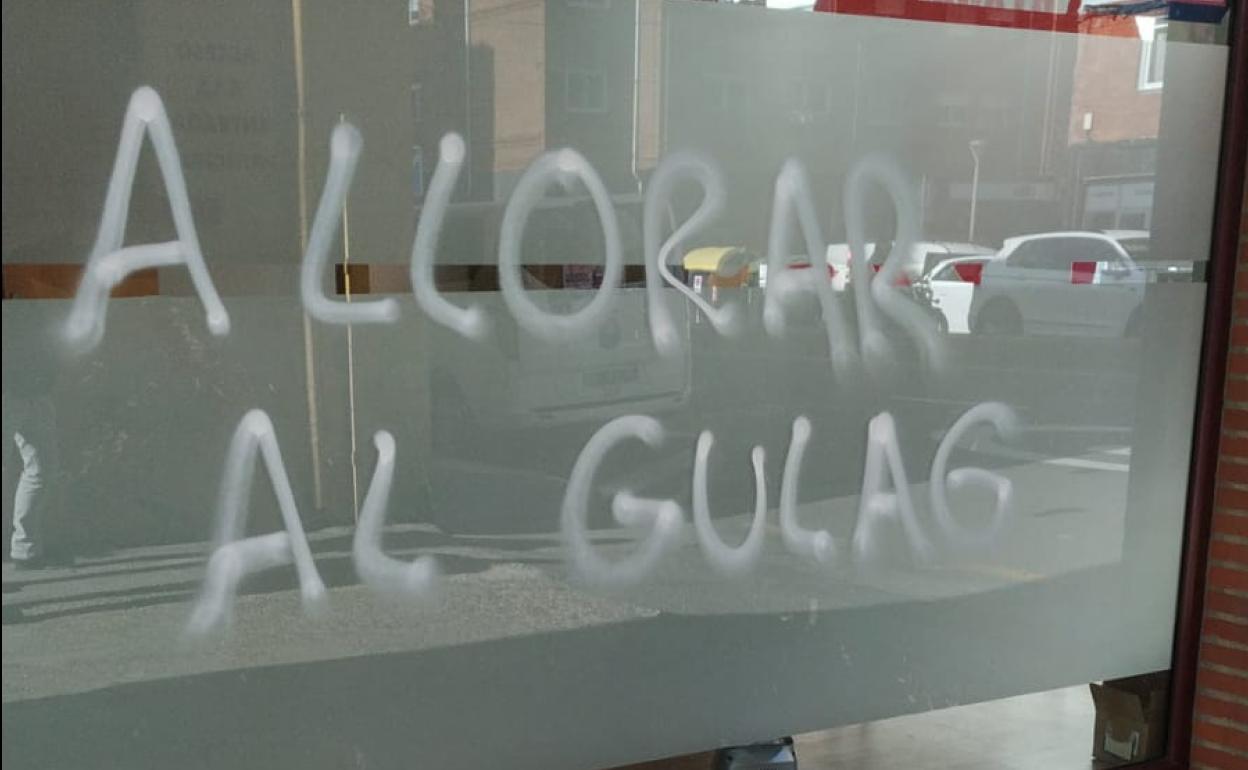 Pintada en la sede de IU en San Andrés.