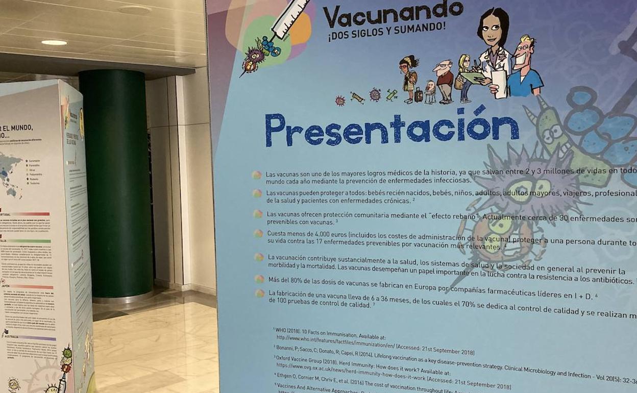 Exposición de las vacunas en la recepción del CAULE.