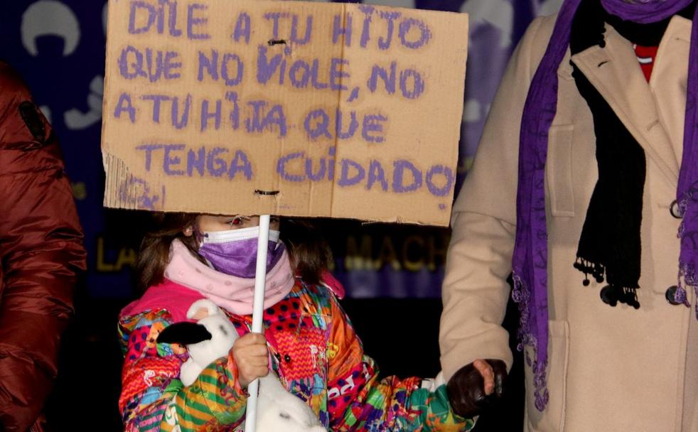 Una niña, acompañada de su abuela, porta una pancarta contra las violaciones en la manifestación de este jueves en León. 