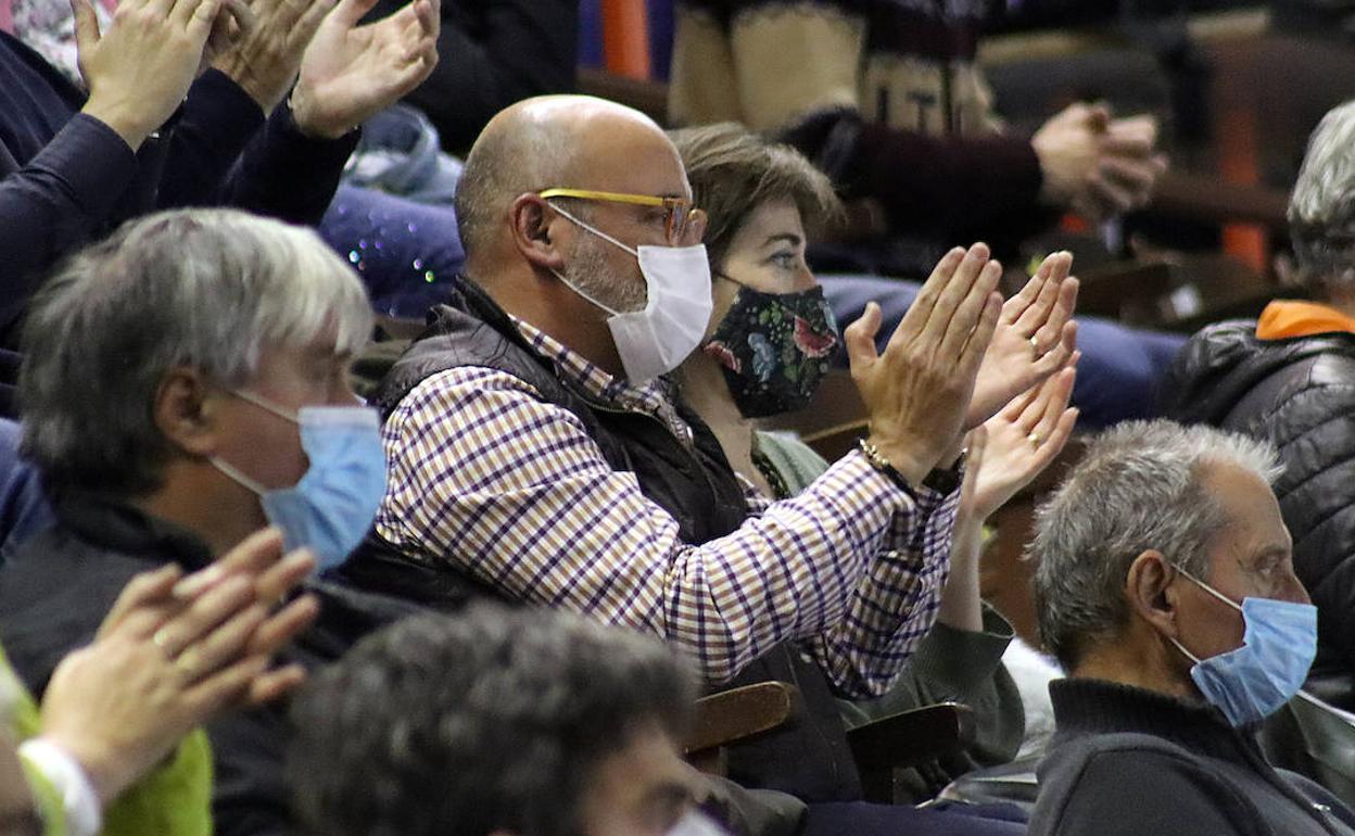 Aficionados del Abanca Ademar en el Palacio de los Deportes de León.