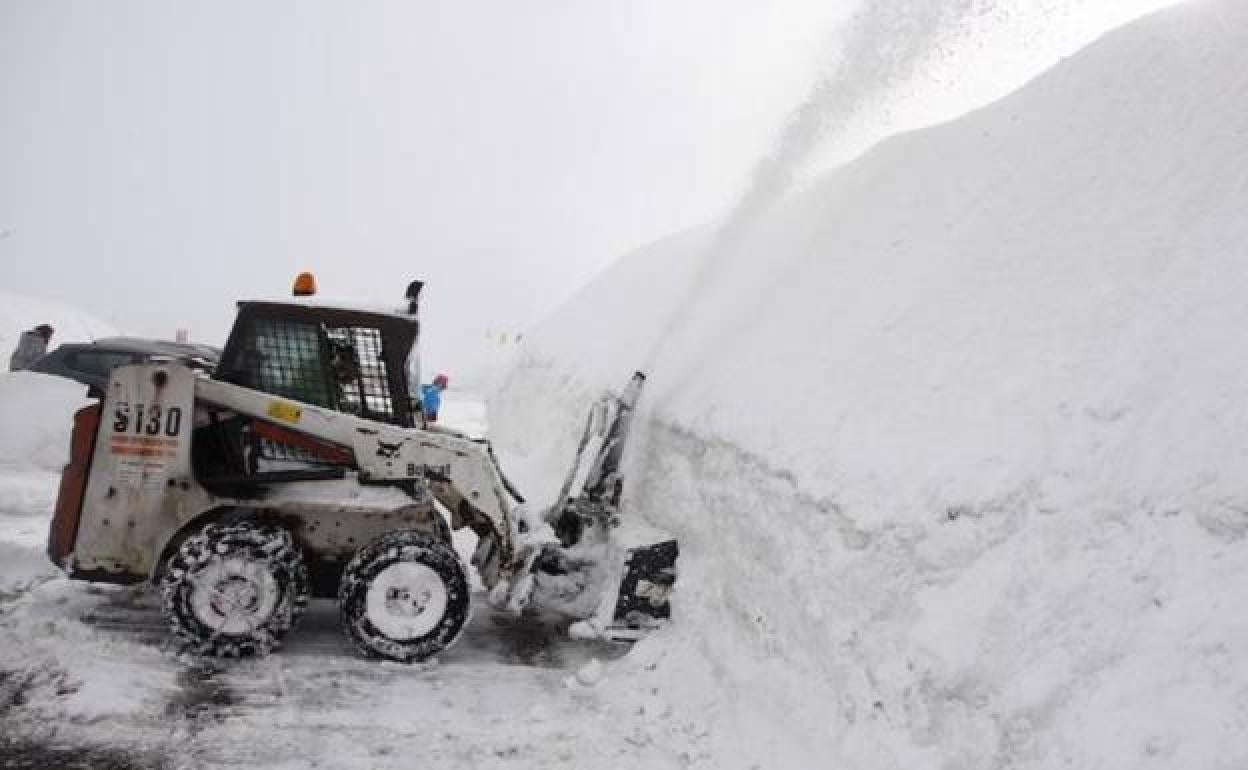 Una máquina quitanieves trabaja durante una de las nevadas en la provincia de León en una imagen de archivo.