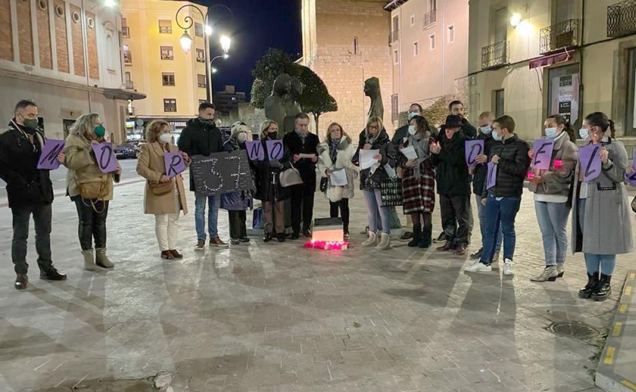Representantes del PP de León durante su acto de rechazo a la violencia machita coincidiendo con el 25N. En la imagen, La vicesecretaria de Política Social del PP de Leon, Noelia Álvarez, interviene junto a sus compañeros de partido. 