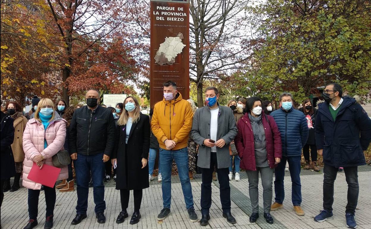 Representantes de los grupos políticos y trabajadores del Consejo Comarcal del Bierzo, en la concentración contra las violencias machistas.