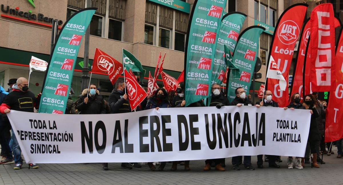 La primera jornada de huelga se salda con un 100% de seguimiento en un viernes donde los empleados se han concentrado frente a la sucursal de la entidad en Ordoño II.