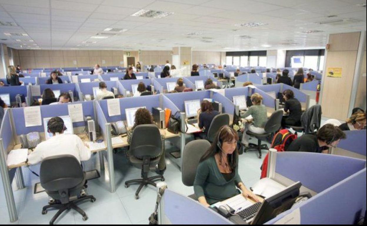 Operadores en un call center.