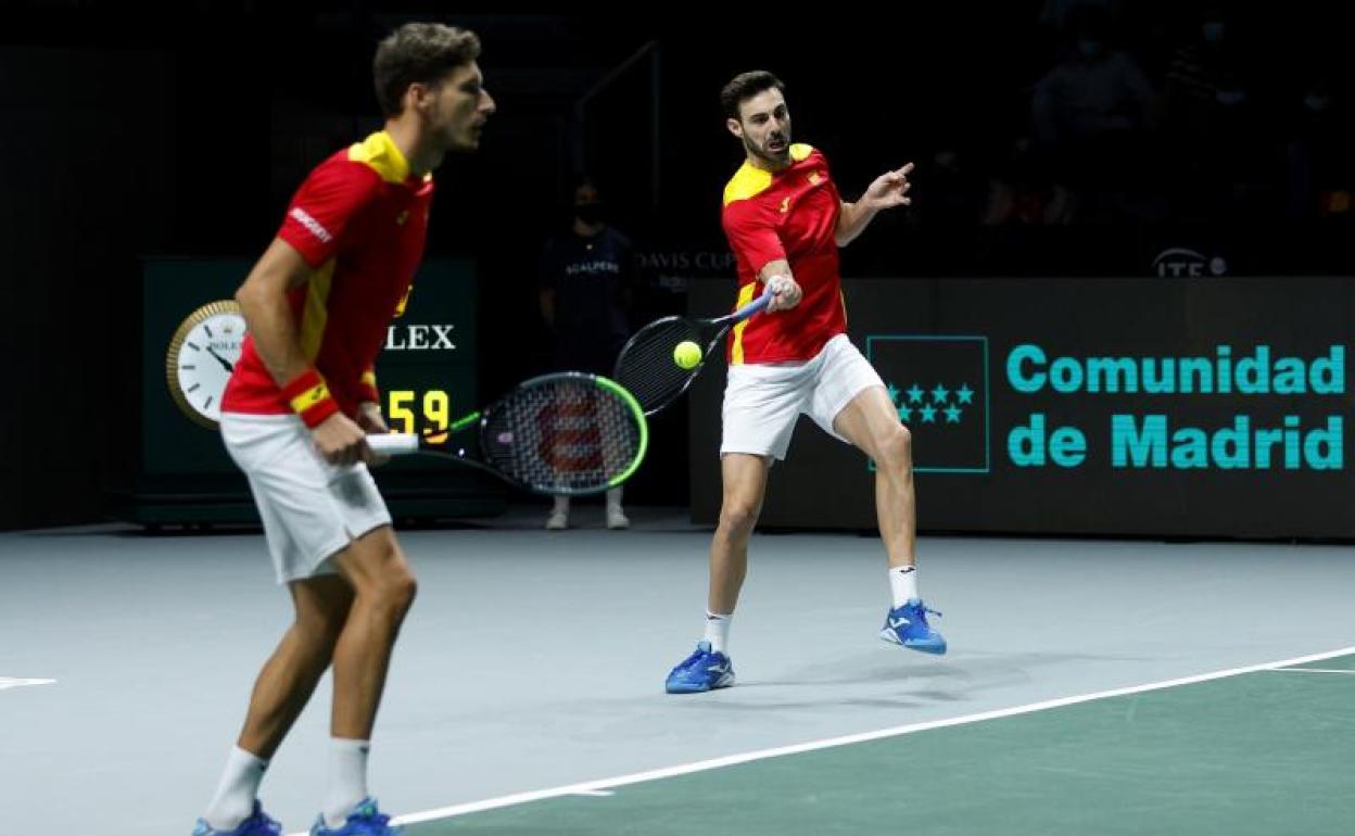 Los españoles Marcel Garnollers (d) y Pablo Carreño durante el partido de dobles.