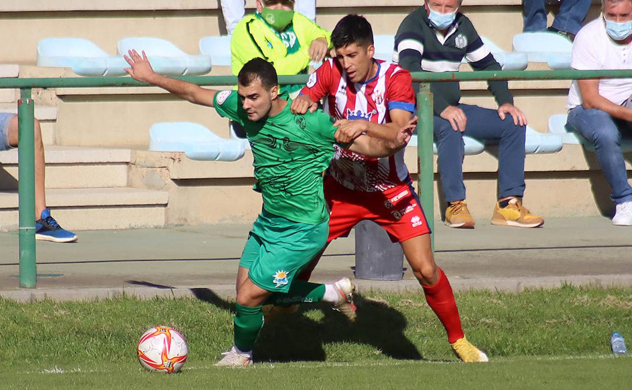 Un lance del derbi del Manzanal entre Atlético Astorga y Atlético Bembibre.