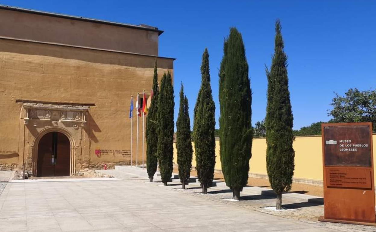 Entrada del museo de los Pueblos Leoneses.