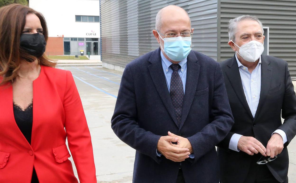 El vicepresidente, portavoz y consejero de Transparencia, Ordenación del Territorio y Acción Exterior, Francisco Igea, acompañado de la consejera de Empleo e Industria, Carlota Amigo, visita las instalaciones de Aciturri. Junto a ellos, el presidente de la empresa, Ginés Clemente.