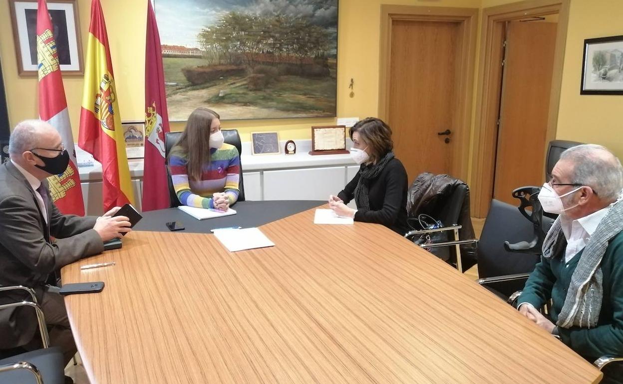 Imagen de la reunión entre ester Muñóz y Alicia Gallego. 