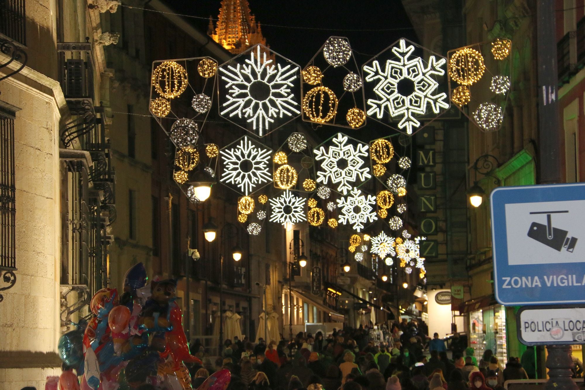 Encendido del alumbrado navideño en León.
