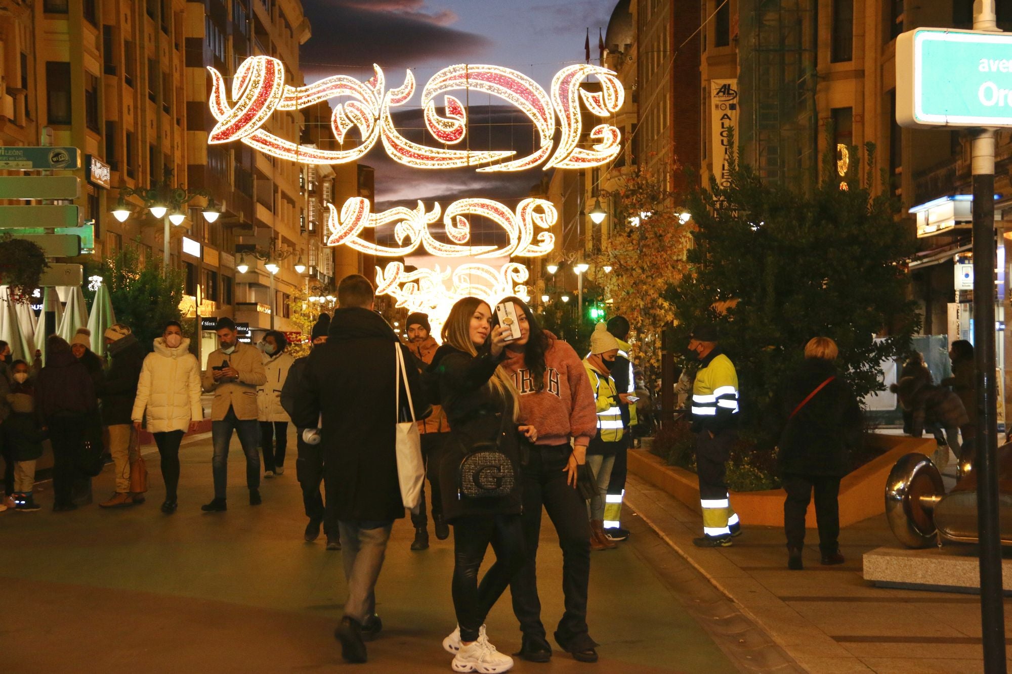 Encendido del alumbrado navideño en León.