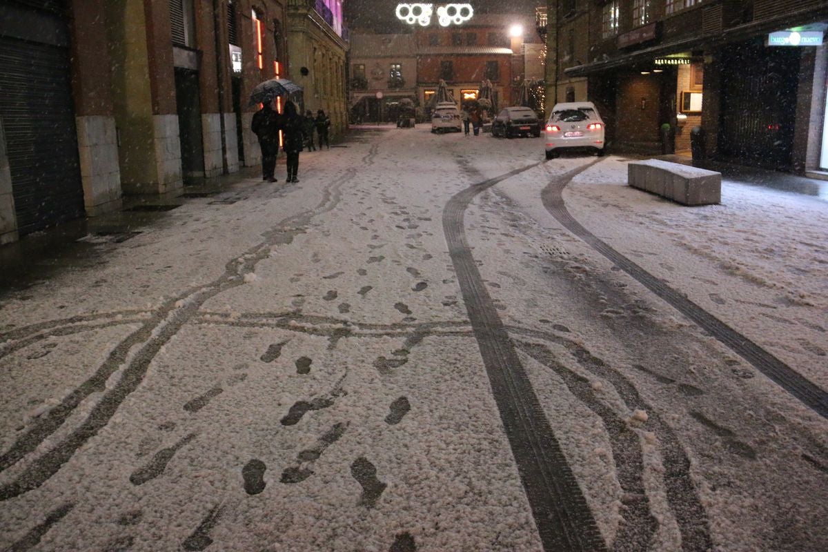 La intensa nevada en León sorprende en la capital y pone en jaque a la provincia