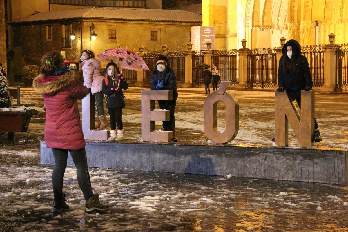 La intensa nevada en León sorprende en la capital y pone en jaque a la provincia