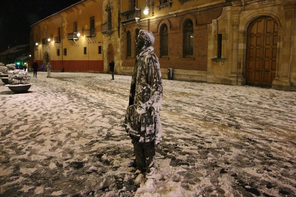 La intensa nevada en León sorprende en la capital y pone en jaque a la provincia