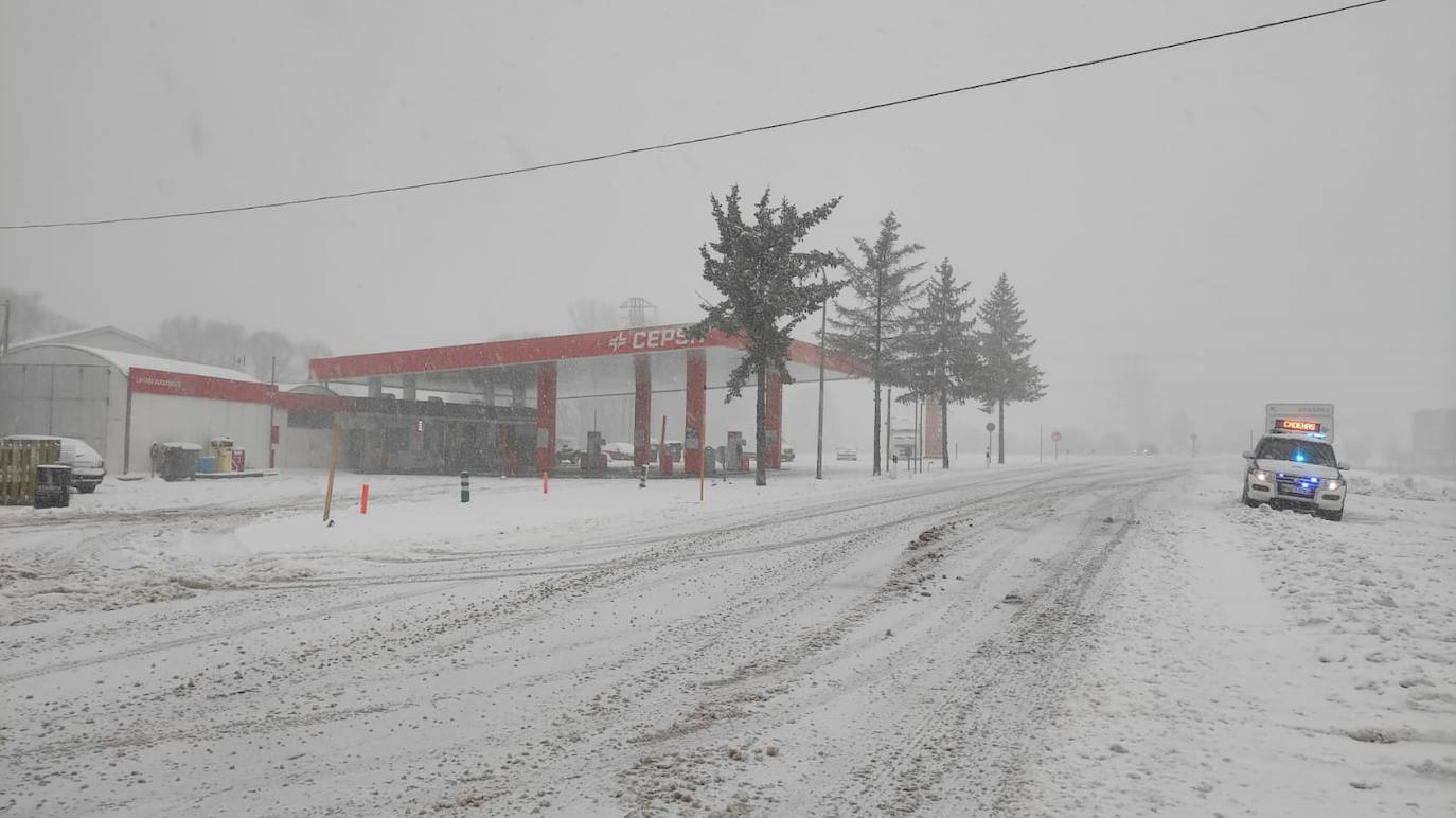 El temporal 'Arwen' deja estampas invernales en toda la provincia con precipitaciones de nieve en muchas comarcas leonesas.