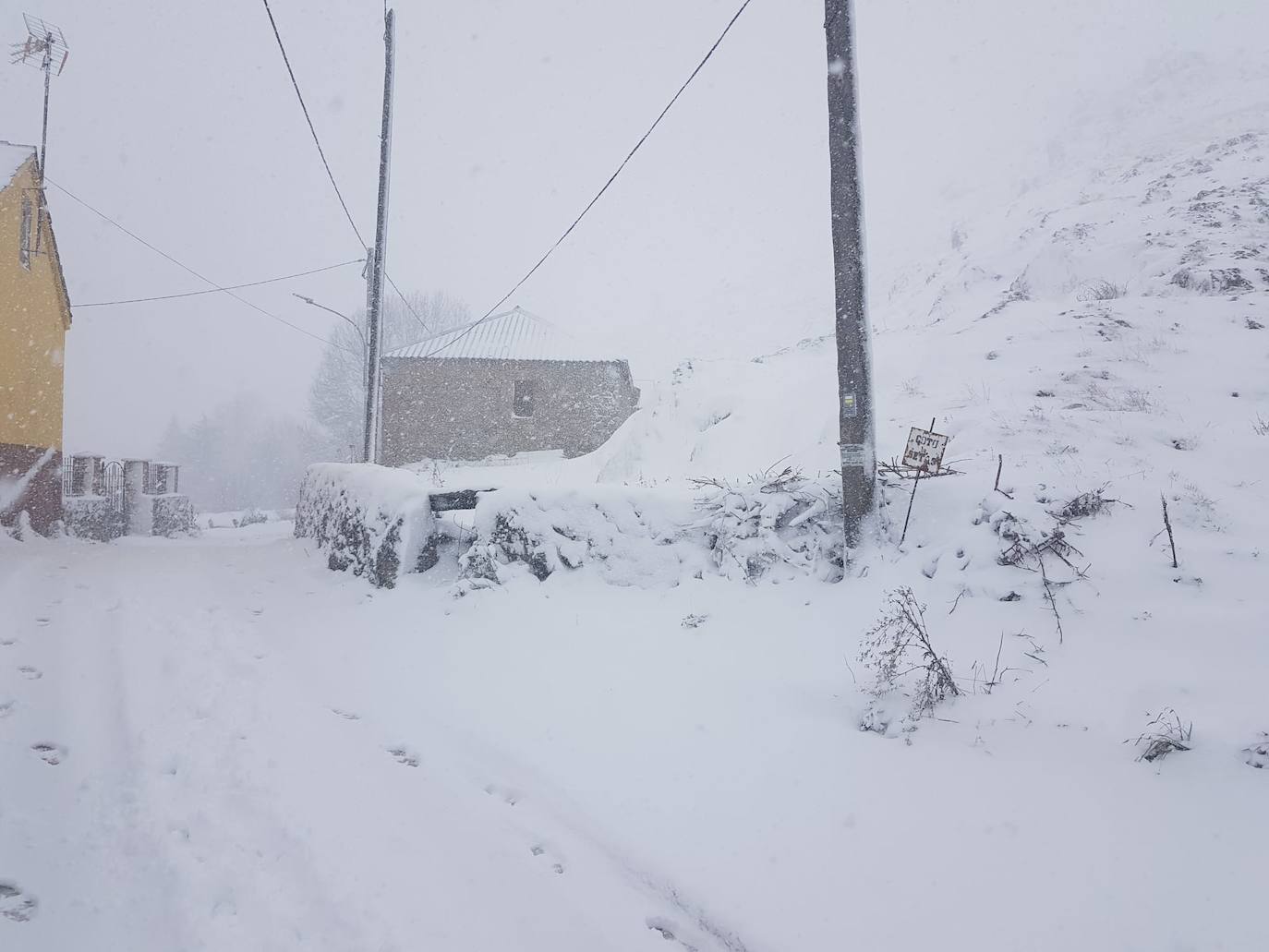 El temporal 'Arwen' deja estampas invernales en toda la provincia con precipitaciones de nieve en muchas comarcas leonesas.