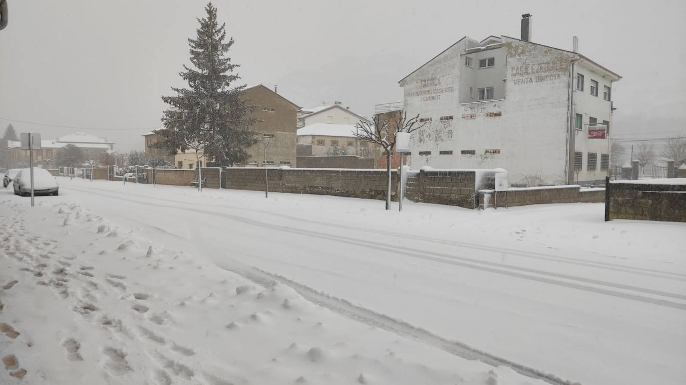 El temporal 'Arwen' deja estampas invernales en toda la provincia con precipitaciones de nieve en muchas comarcas leonesas.