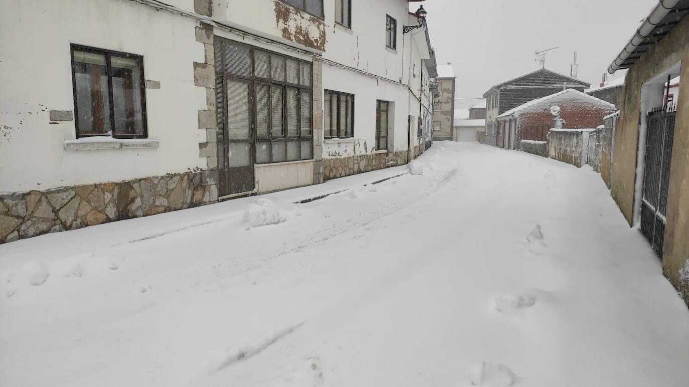 El temporal 'Arwen' deja estampas invernales en toda la provincia con precipitaciones de nieve en muchas comarcas leonesas.