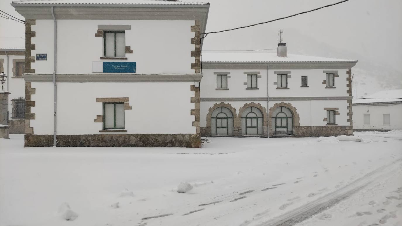 El temporal 'Arwen' deja estampas invernales en toda la provincia con precipitaciones de nieve en muchas comarcas leonesas.