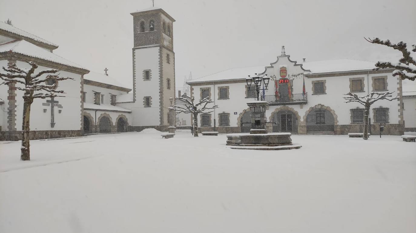 El temporal 'Arwen' deja estampas invernales en toda la provincia con precipitaciones de nieve en muchas comarcas leonesas.