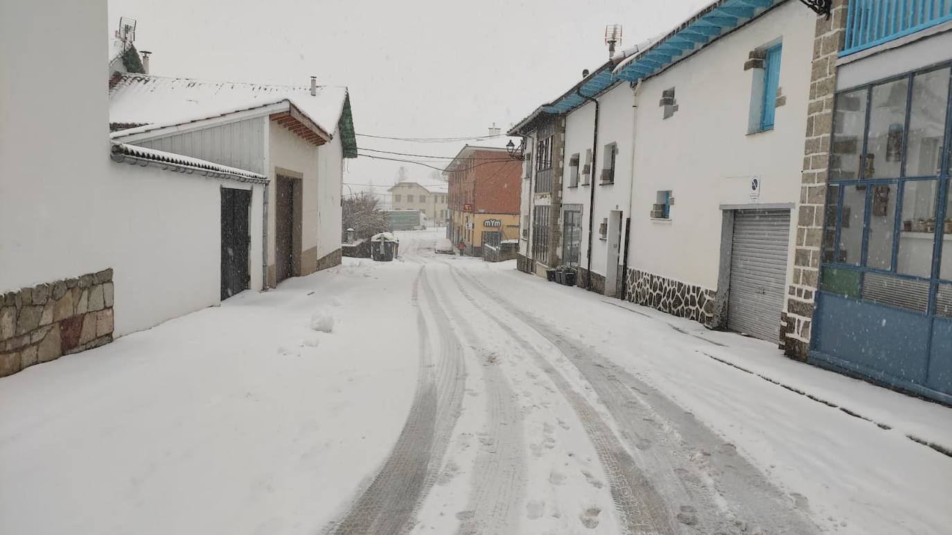 El temporal 'Arwen' deja estampas invernales en toda la provincia con precipitaciones de nieve en muchas comarcas leonesas.