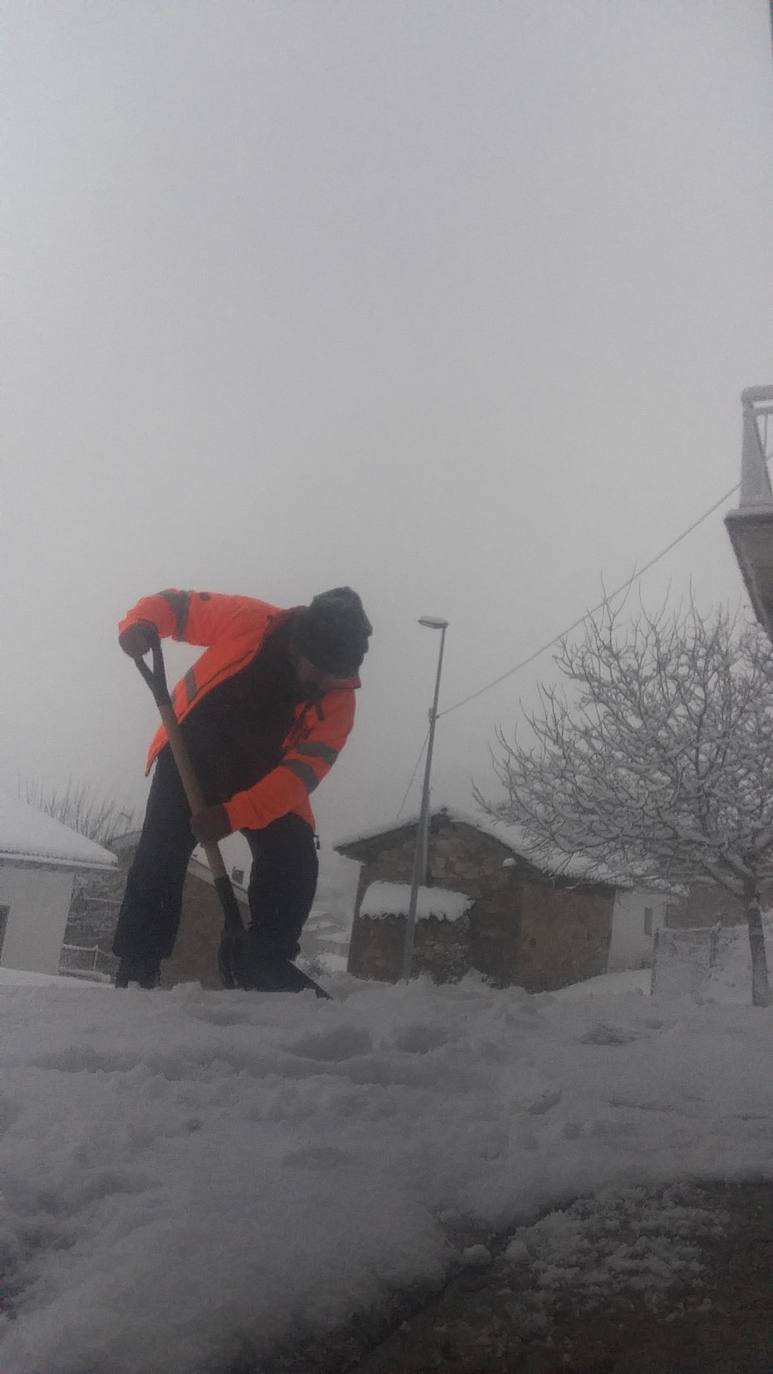 El temporal 'Arwen' deja estampas invernales en toda la provincia con precipitaciones de nieve en muchas comarcas leonesas.