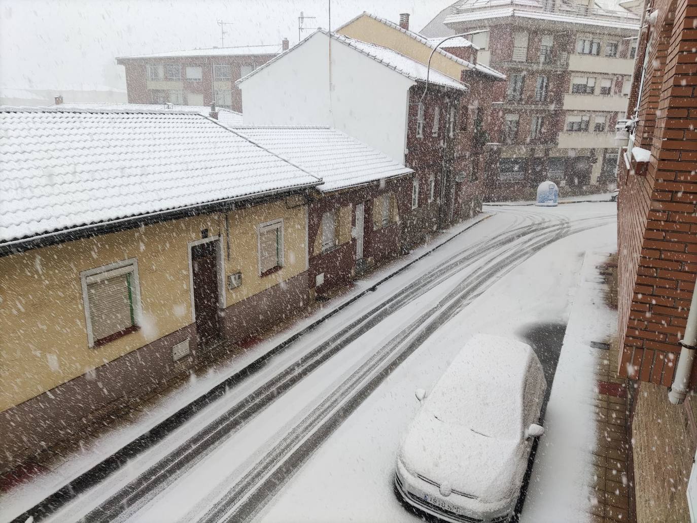 El temporal 'Arwen' deja estampas invernales en toda la provincia con precipitaciones de nieve en muchas comarcas leonesas.