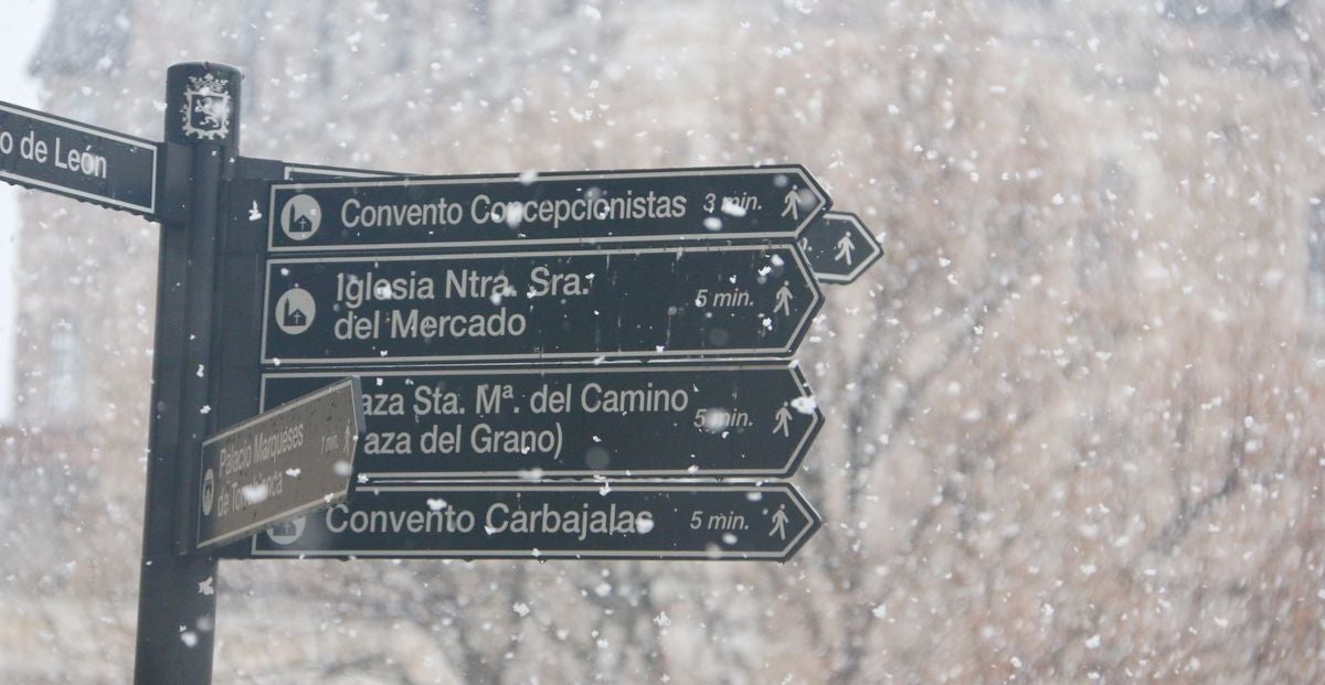 La nieve ha llegado a todos los puntos de la ciudad, dejando bonitas estampas en el casco histórico de la capital