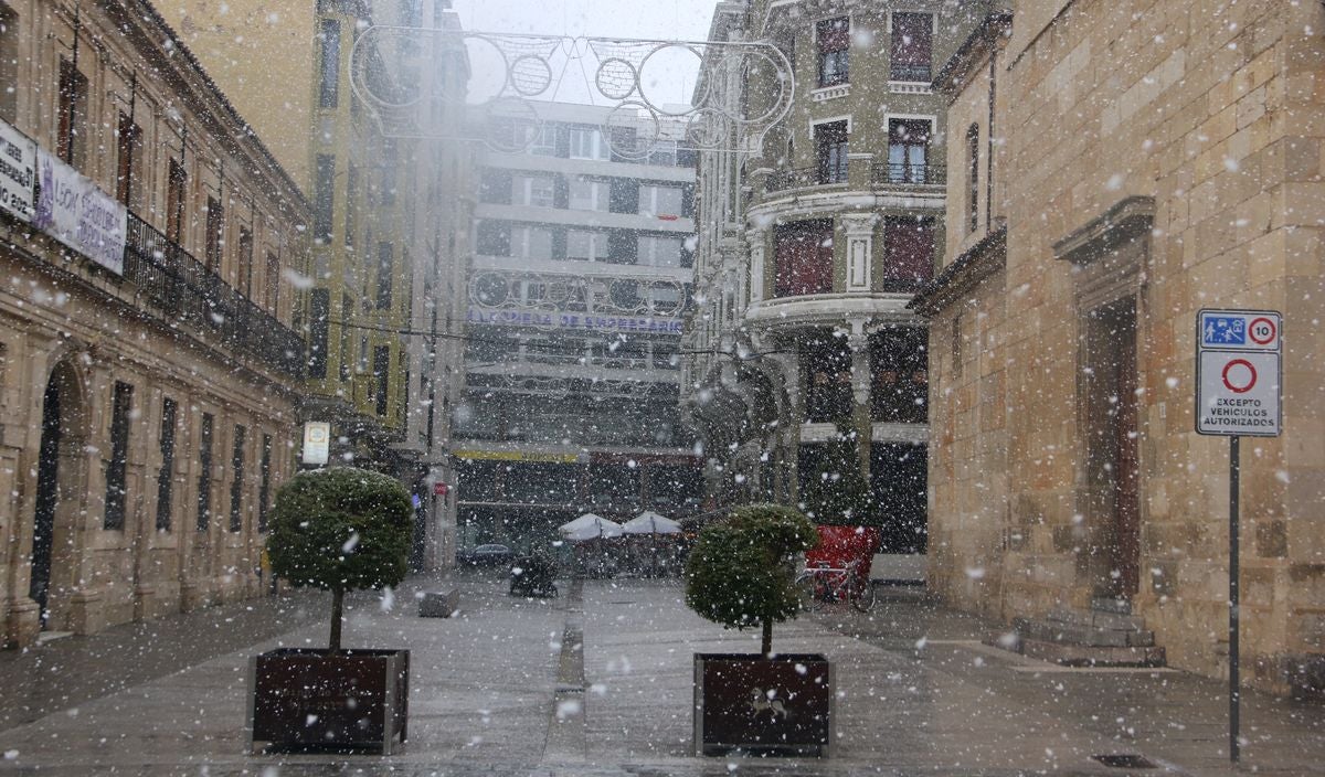 La nieve ha llegado a todos los puntos de la ciudad, dejando bonitas estampas en el casco histórico de la capital