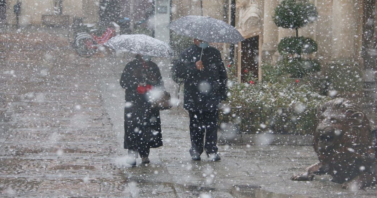 La nieve ha llegado a todos los puntos de la ciudad, dejando bonitas estampas en el casco histórico de la capital