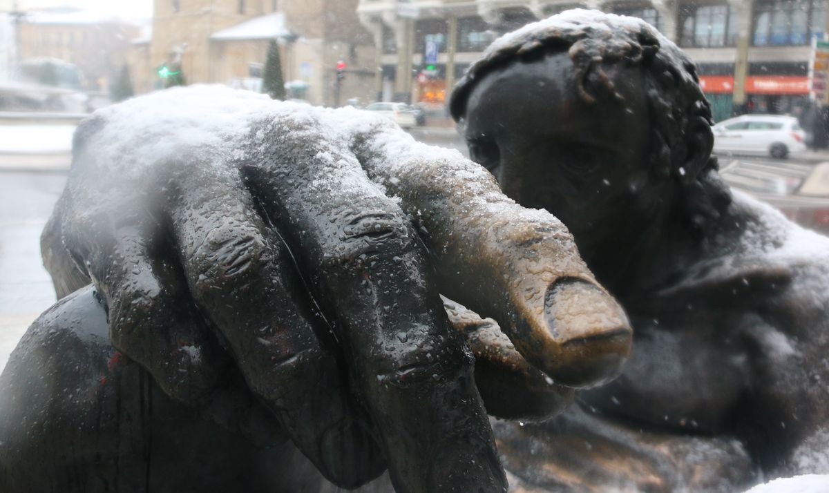 La nieve ha llegado a todos los puntos de la ciudad, dejando bonitas estampas en el casco histórico de la capital