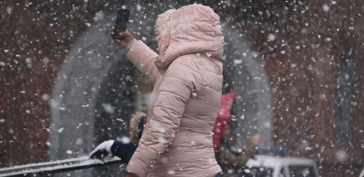 La nieve ha llegado a todos los puntos de la ciudad, dejando bonitas estampas en el casco histórico de la capital