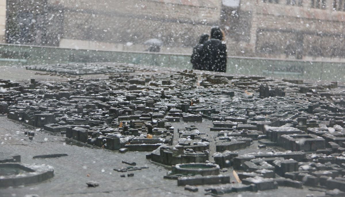 La nieve ha llegado a todos los puntos de la ciudad, dejando bonitas estampas en el casco histórico de la capital