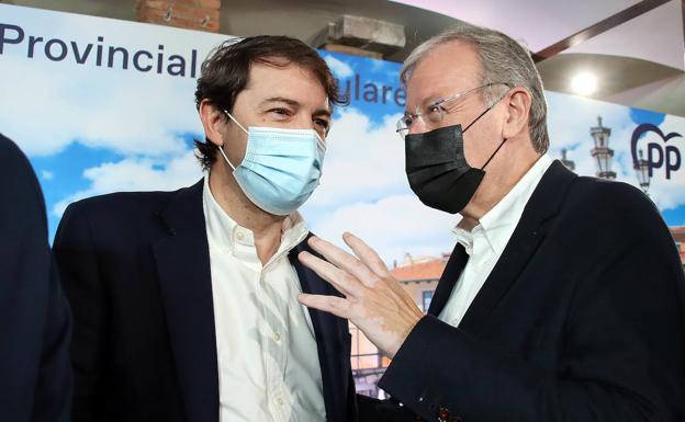 Alfonso Fernández Mañueco y Antonio Silván conversan tras la clausura del encuentro en León. 