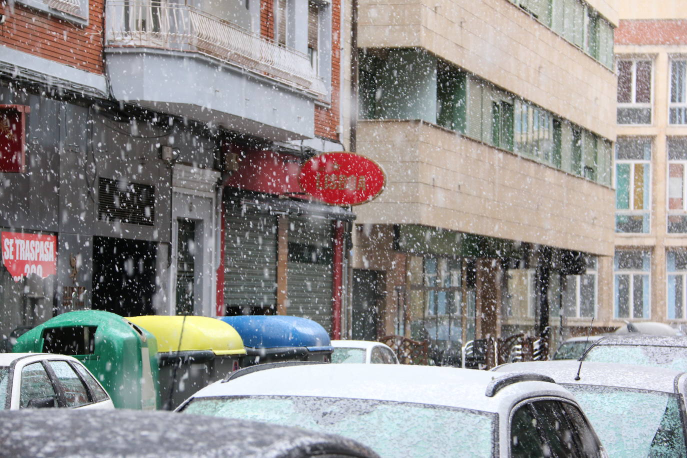 El temporal 'Arwen' llega a la capital con una fuerte nevada que deja las primera bonitas estampas en la ciudad