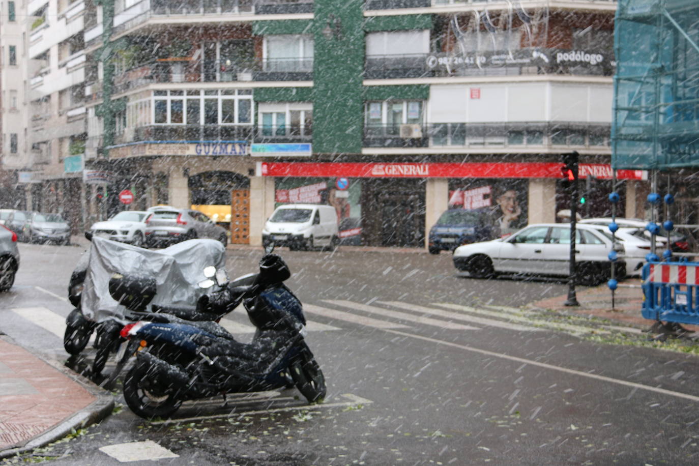 El temporal 'Arwen' llega a la capital con una fuerte nevada que deja las primera bonitas estampas en la ciudad