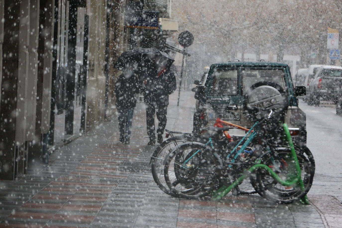 El temporal 'Arwen' llega a la capital con una fuerte nevada que deja las primera bonitas estampas en la ciudad