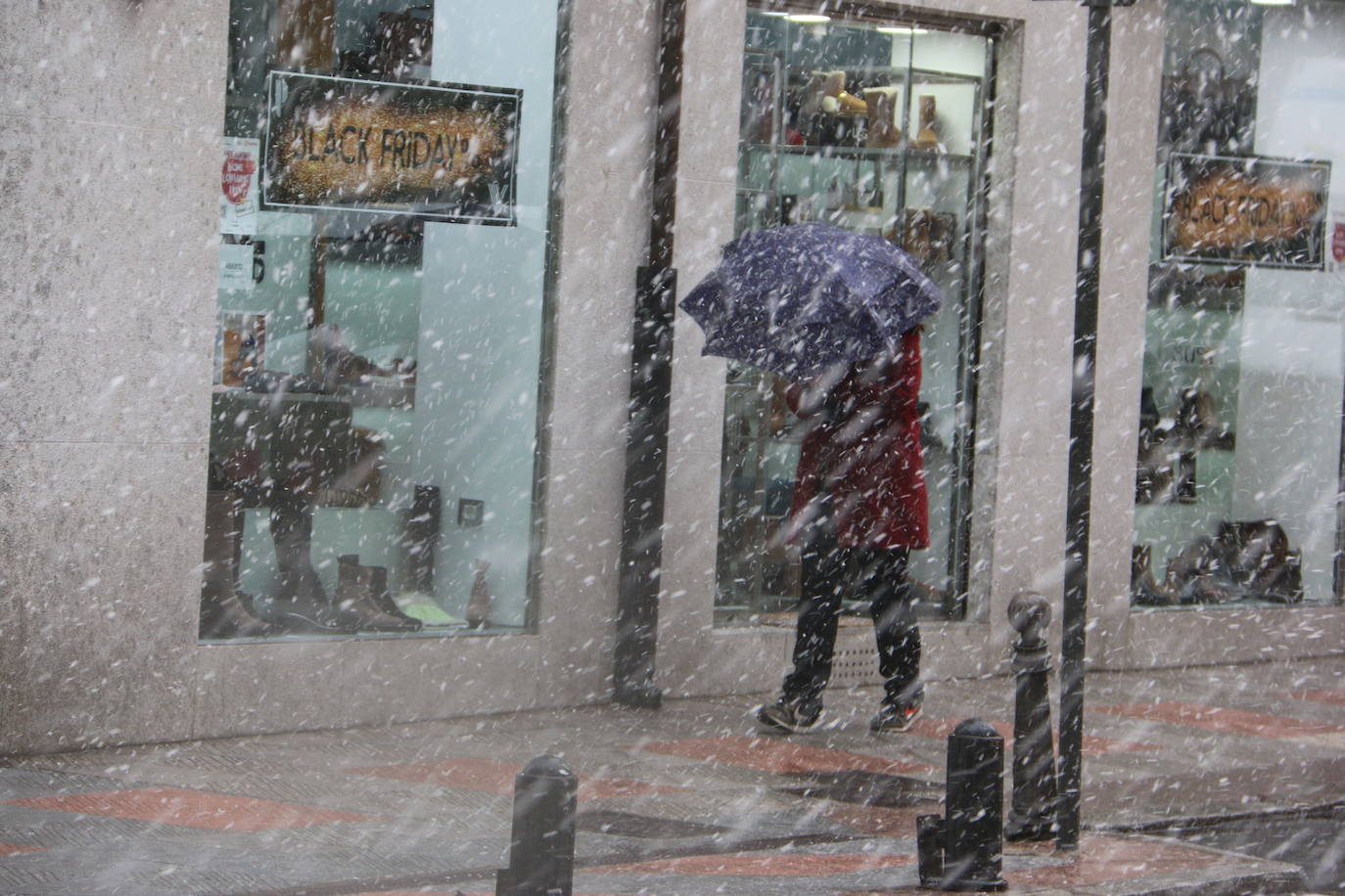 El temporal 'Arwen' llega a la capital con una fuerte nevada que deja las primera bonitas estampas en la ciudad