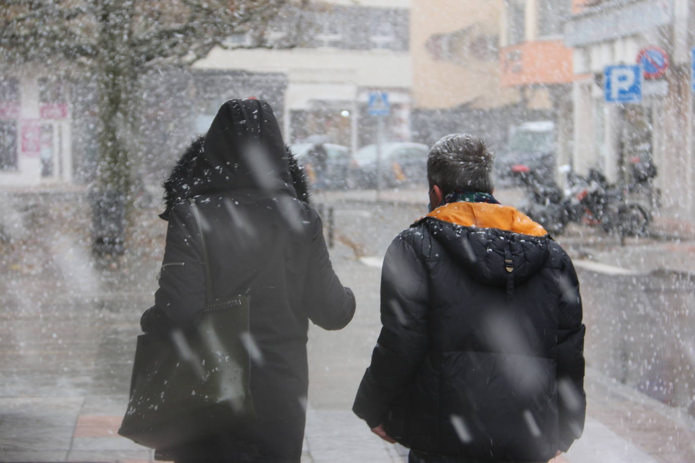 El temporal 'Arwen' llega a la capital con una fuerte nevada que deja las primera bonitas estampas en la ciudad